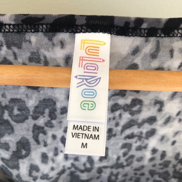 LLR Lynnae Top, Snow Leopard pattern, Medium - Picture 2 of 4